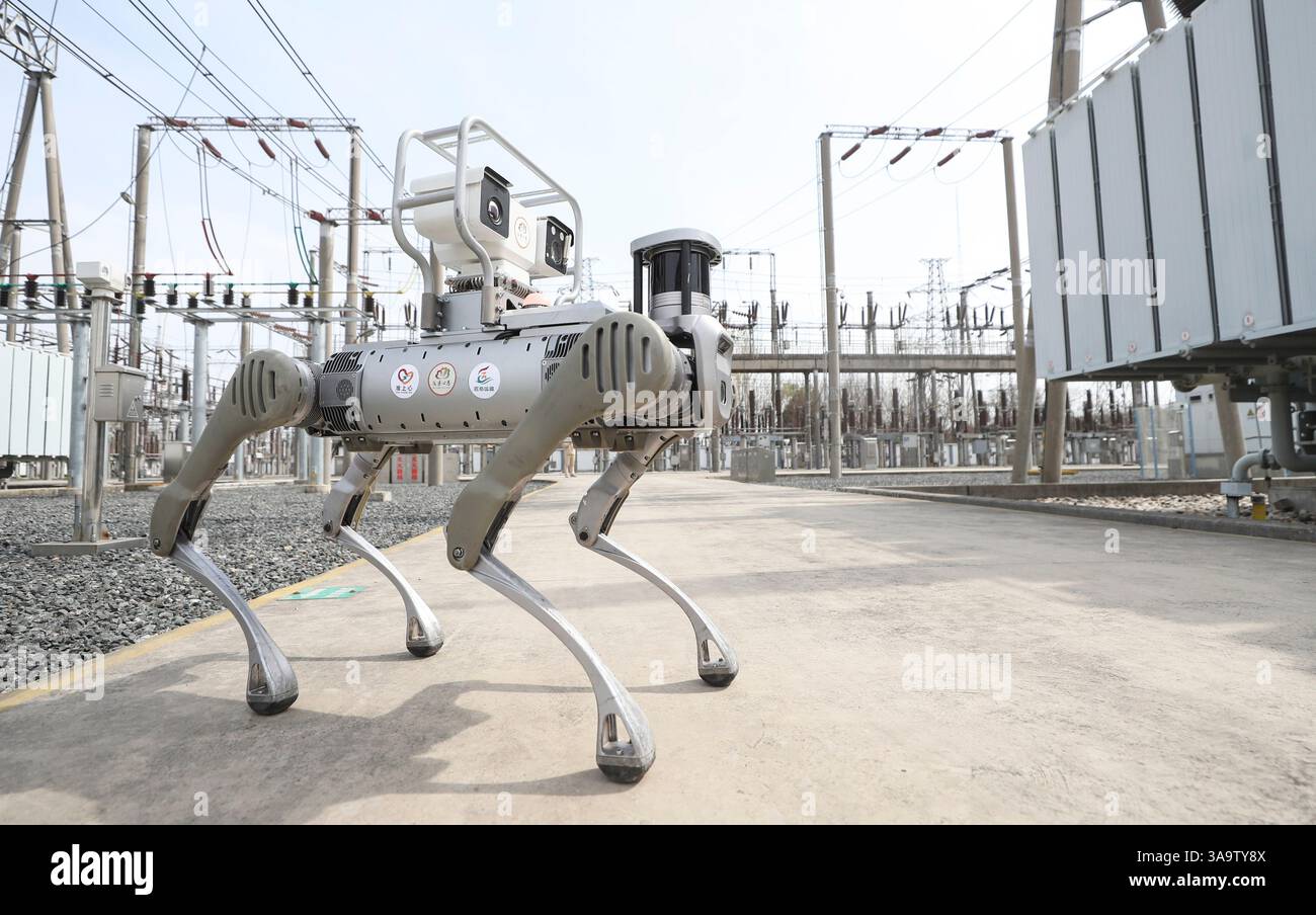 HUAI'AN, CHINE - 31 MARS 2025 - le personnel d'exploitation et de maintenance de la société State Grid Huai 'an exploite un équipement d'inspection robotique dans une sous-station de la ville de Huai 'an, province du Jiangsu, Chine, le 31 mars 2025. Banque D'Images