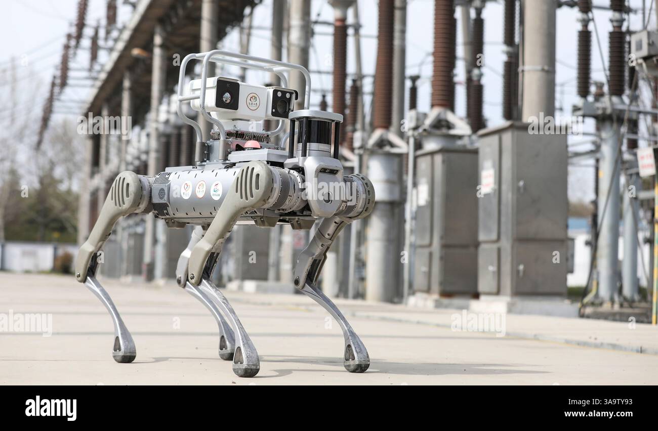 HUAI'AN, CHINE - 31 MARS 2025 - le personnel d'exploitation et de maintenance de la société State Grid Huai 'an exploite un équipement d'inspection robotique dans une sous-station de la ville de Huai 'an, province du Jiangsu, Chine, le 31 mars 2025. Banque D'Images