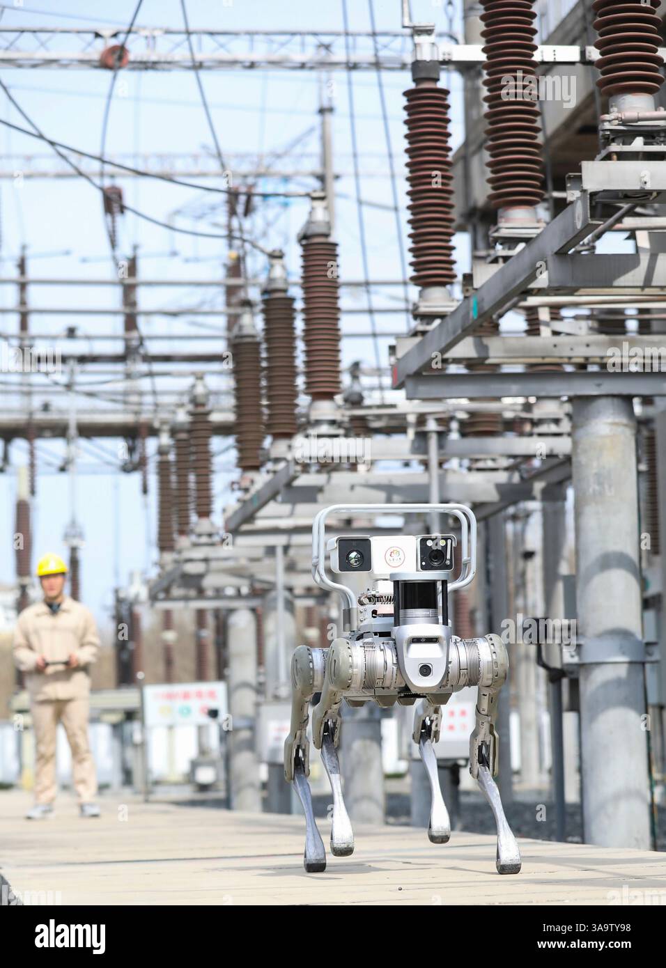 HUAI'AN, CHINE - 31 MARS 2025 - le personnel d'exploitation et de maintenance de la société State Grid Huai 'an exploite un équipement d'inspection robotique dans une sous-station de la ville de Huai 'an, province du Jiangsu, Chine, le 31 mars 2025. Banque D'Images