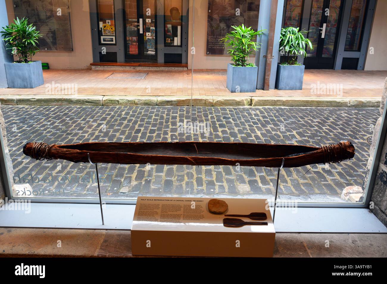 Sydney, Australie – 26 décembre 2015. Reproduction à mi-échelle d'un canot cadigal au Rocks Discovery Museum de Sydney, avec vue sur la rue dans le bac Banque D'Images