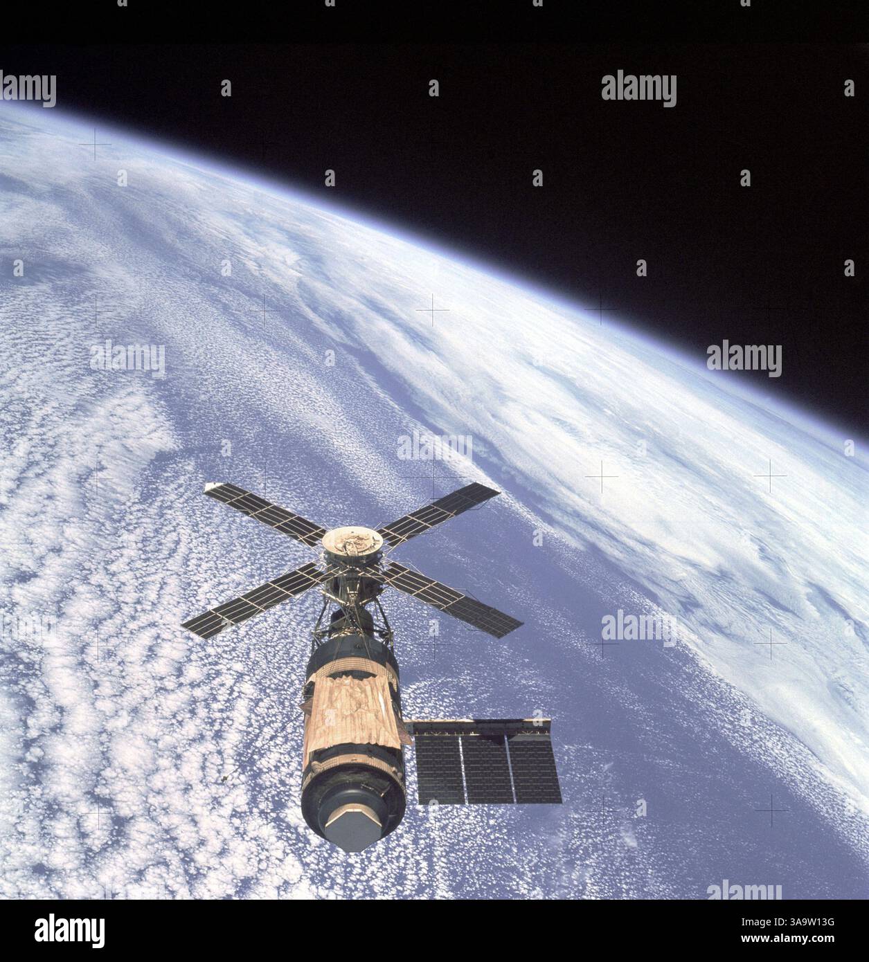 Feb 08, 1974 - Skylab, espace extra-atmosphérique - une vue aérienne de l'atelier orbital Skylab en orbite terrestre tel que photographié à partir des modules de commande et de service (CSM) Skylab 4 lors du dernier survol par le CSM avant le retour à la maison. La station spatiale contraste avec la Terre bleu pâle. Lors du lancement le 14 mai 1973, quelque 63 secondes après le début du vol, le bouclier micrométéor de l'Orbital Workshop (OWS) a subi une défaillance qui l'a amené à être pris dans le flux d'air supersonique pendant l'ascension. Cela a arraché le bouclier de l'OWS et endommagé les points d'arrimage qui fixaient l'un des panneaux solaires SY Banque D'Images