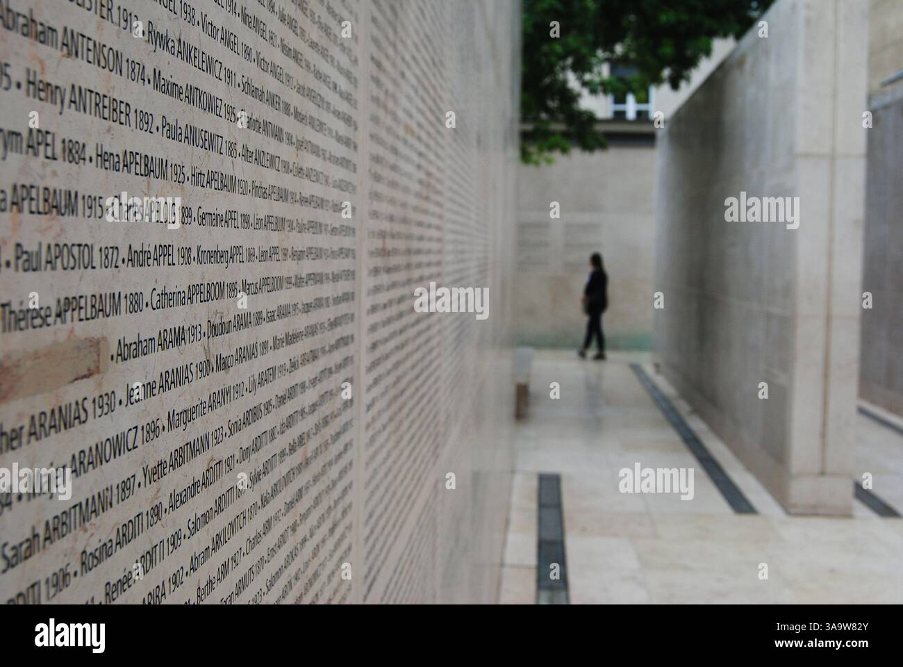 Paris, France – 1er juillet 2014. Mur des noms (mur des noms) au Mémorial de la Shoah à Paris est inscrit avec les noms de 76 000 Juifs déportés fr Banque D'Images