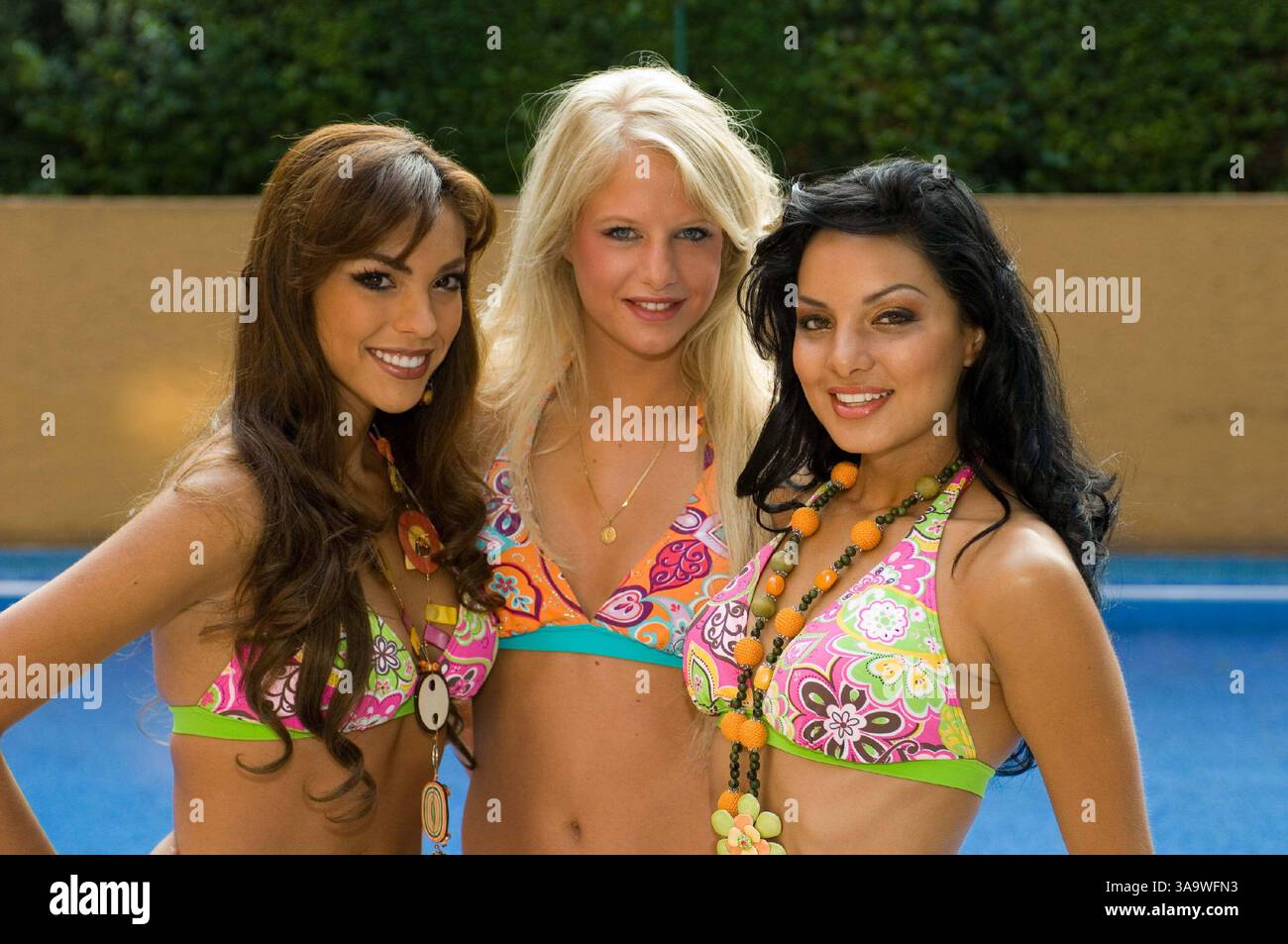 18 mai 2007 - Mexico, MEXIQUE - Miss Colombie EILEEN ROCA, Miss Belgique ANNELIEN COOREVITS et Miss Costa Rica VERONICA GONZALEZ posent en maillot de bain avant le concours Miss Univers à Mexico. Le concours aura lieu le 28 mai. La candidata de Colombia, Eileen Roca (i) ; de Bélgica, Annelien Coorevits (c) y de Costa Rica, Verónica González (d), al concurso de Miss Universo, posan en traje de baño en el Hotel Camino Real en la capitale mexicana, hoy, 18 de Mayo de 2007. La elección de Miss Universo se llevará a cabo el próximo 28 de Mayo en Ciudad de México. (Crédit image : © Darren Banque D'Images