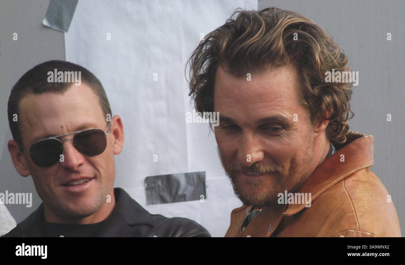 04 janv. 2006 ; Pasadena, CA, États-Unis ; MATTHEW MCCONAUGHY et LANCE ARMSTRONG, Texans, discutent avec les fans au Rose Bowl avant le Rose Bowl Game remporté par l'Université du Texas Austin contre USC. Crédit obligatoire : photo de Catherine Bauknight/ZUMA Press. (©) Copyright 2006 par Catherine Bauknight Banque D'Images