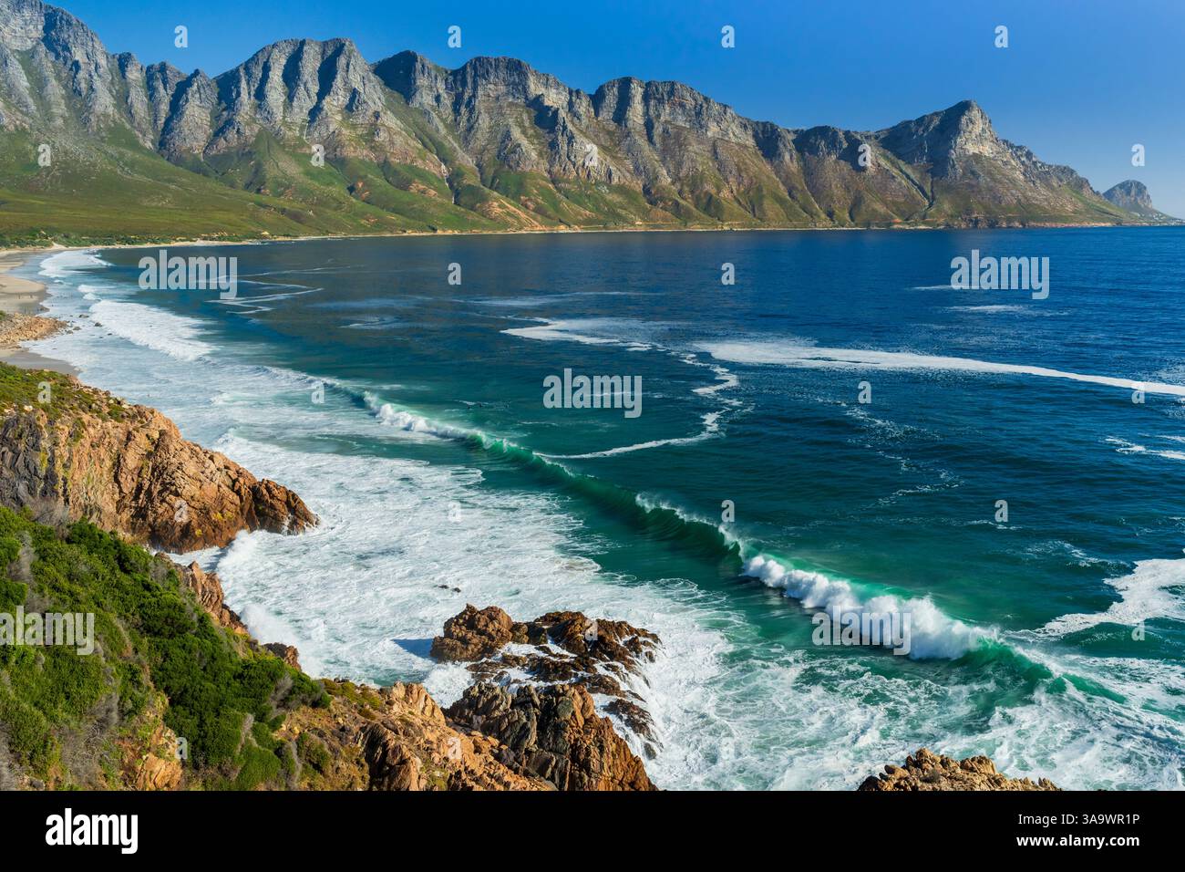 Vue magnifique sur les montagnes de Kogelberg à travers False Bay le long de Clarence Drive entre Gordon's Bay et Rooi-Els près du Cap, Western Cape. Sud A Banque D'Images