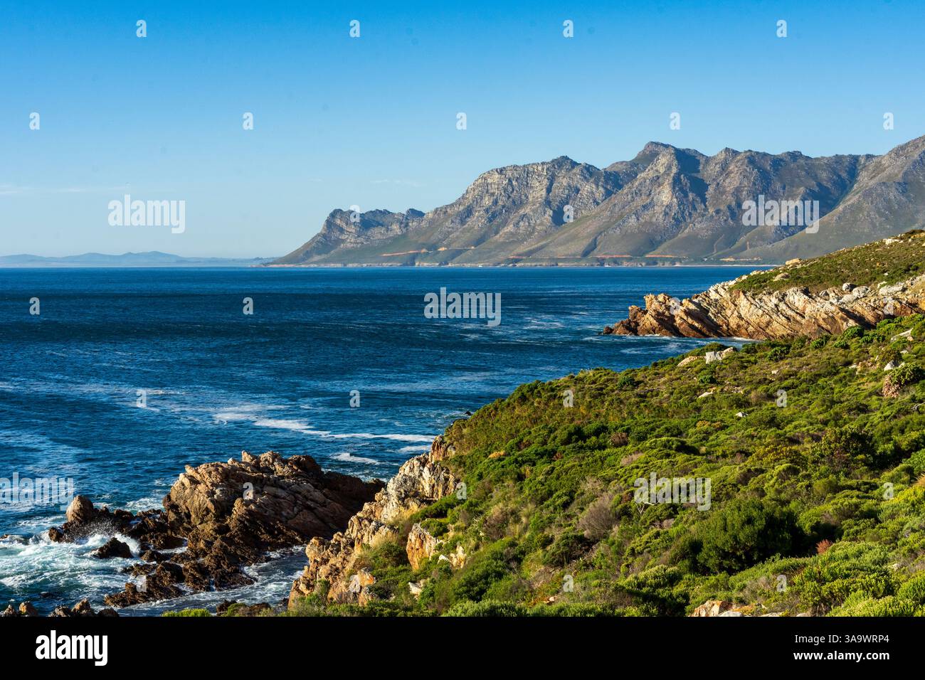 Vue sur False Bay vers Gordons Bay le long de Clarence Drive entre Gordon's Bay et Rooi-Els près du Cap, Western Cape. Afrique du Sud Banque D'Images