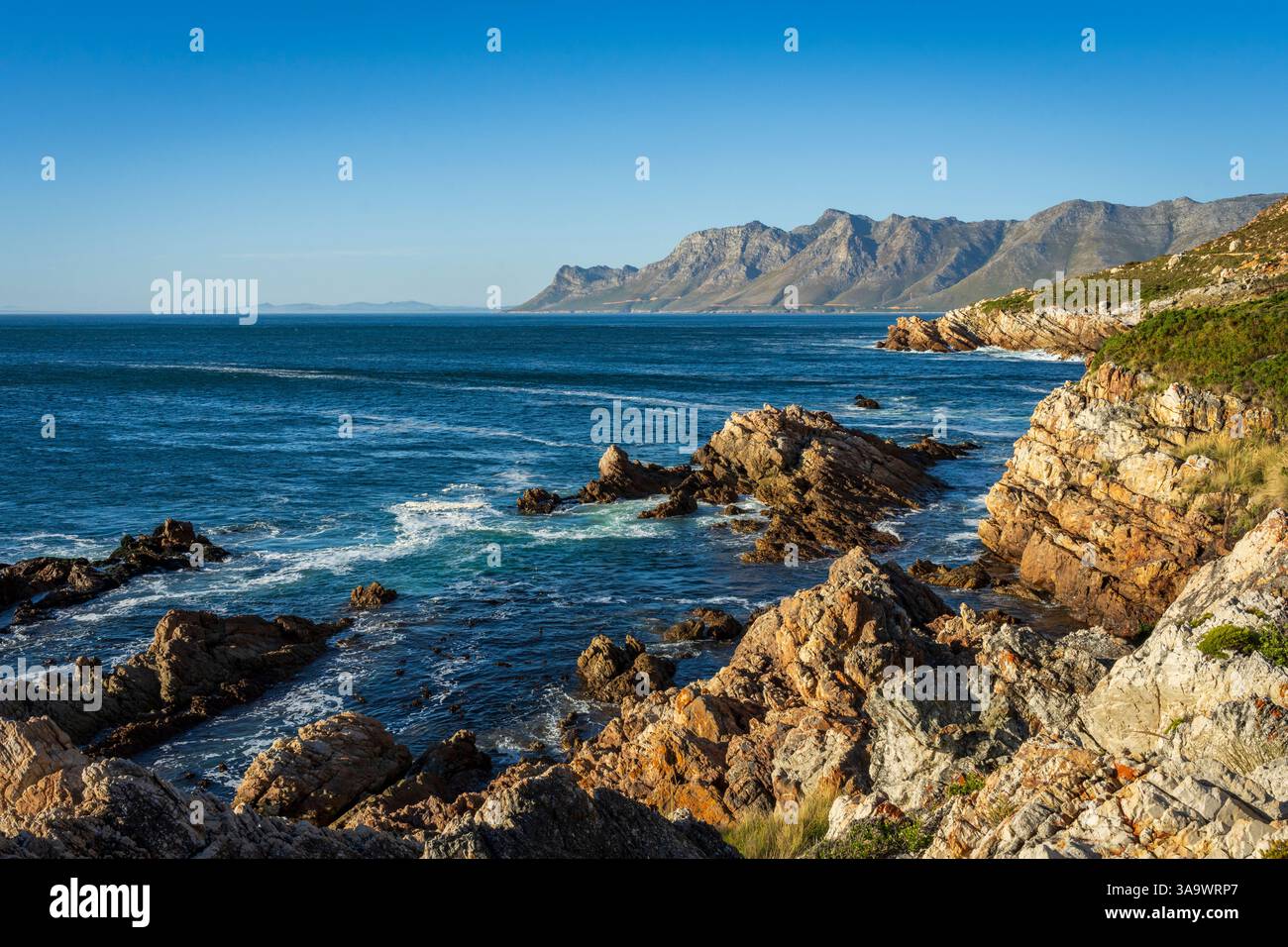 Vue sur False Bay vers Gordons Bay le long de Clarence Drive entre Gordon's Bay et Rooi-Els près du Cap, Western Cape. Afrique du Sud Banque D'Images