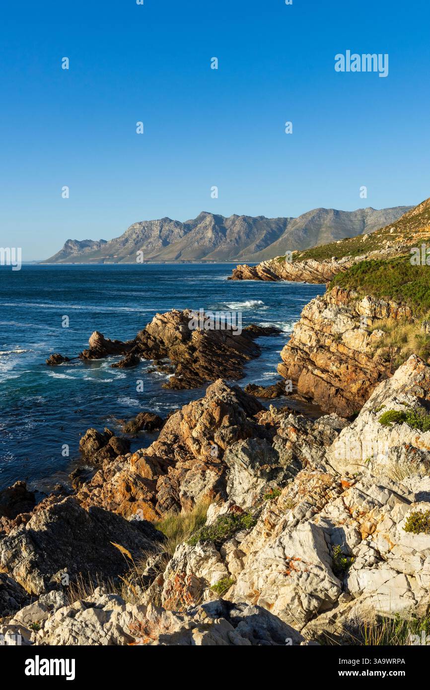 Vue sur False Bay vers Gordons Bay le long de Clarence Drive entre Gordon's Bay et Rooi-Els près du Cap, Western Cape. Afrique du Sud Banque D'Images