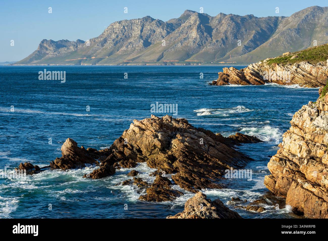 Vue sur False Bay vers Gordons Bay le long de Clarence Drive entre Gordon's Bay et Rooi-Els près du Cap, Western Cape. Afrique du Sud Banque D'Images