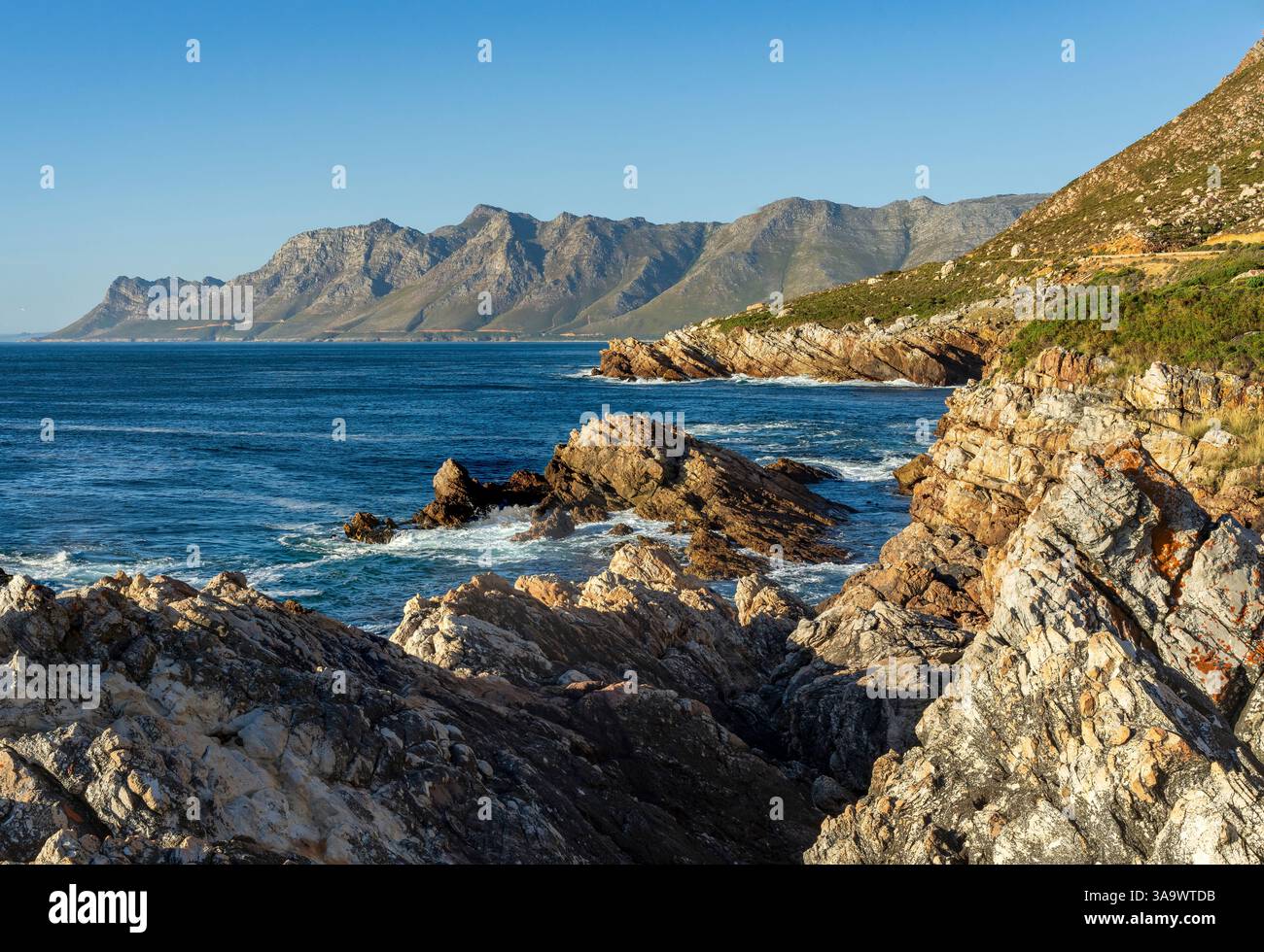 Vue sur False Bay vers Gordons Bay le long de Clarence Drive entre Gordon's Bay et Rooi-Els près du Cap, Western Cape. Afrique du Sud Banque D'Images