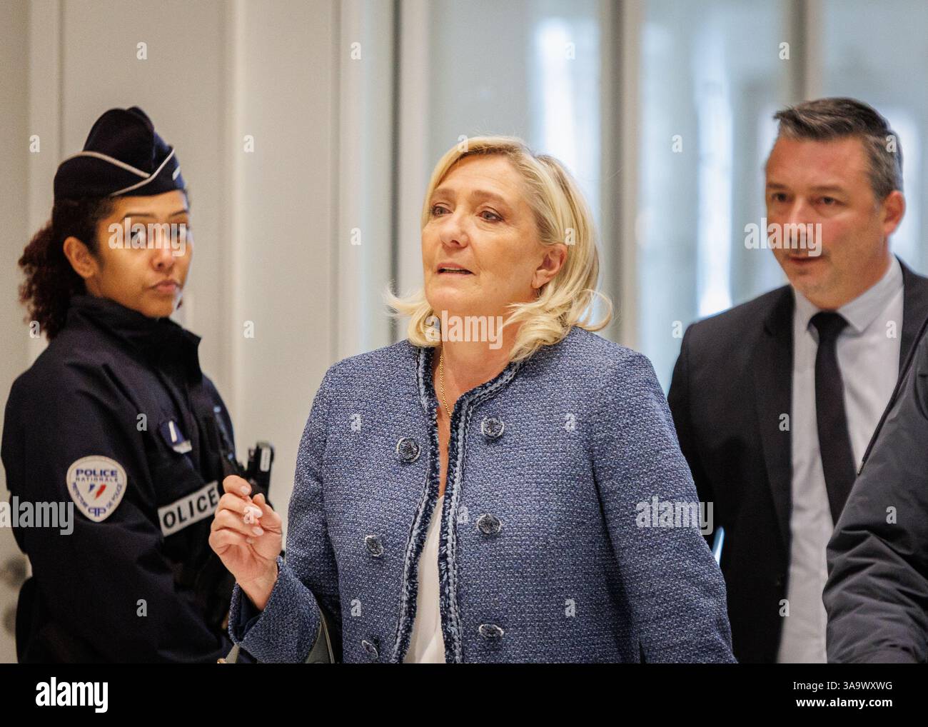 31 mars 2025, Saint Ouen, Paris, France : Marine le Pen, membre du rassemblement national (RN), arrive pour son procès pour suspicion de détournement de fonds publics européens au palais de justice de Paris le 31 mars 2025. Marine le Pen et une vingtaine d’autres chefs de parti sont accusés de détourner des fonds du Parlement européen en créant des emplois fictifs. Les sanctions possibles incluent l'emprisonnement et une interdiction de dix ans d'exercer une fonction publique, ce qui pourrait anéantir les espoirs de Marine le Pen de succéder au président sortant aux élections de 2027. (Crédit image : © Sadak Souici/ZUMA Press Wire) USAGE ÉDITORIAL O Banque D'Images