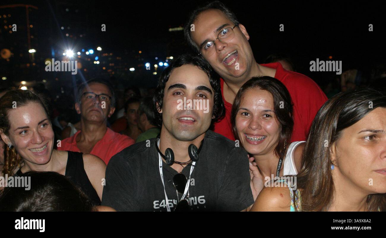18 février 2006 ; Rio de Janeiro, Rio de Janeiro, Brésil ; THE ROLLING STONES, les icônes de la pop britannique qui divertissent le public depuis plus de quatre décennies, se produisent en direct GRATUITEMENT à des millions de personnes, leur plus grand spectacle jamais vu, juste en face du célèbre Copacabana Palace Hotel sur la plage de Copacabana. Crédit obligatoire : photo de Karl Larsen/ZUMA Press. (©) Copyright 2006 par Karl Larsen Banque D'Images