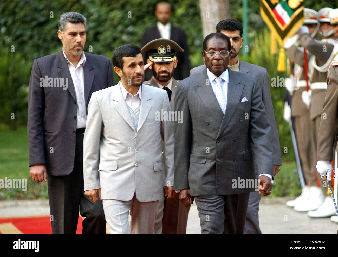 15 novembre 2006 ; Téhéran, IRAN ; le président iranien MAHMOUD AHMADINEJAD (à gauche) marche avec le président zimbabwéen ROBERT MUGABE lors d'une cérémonie d'accueil officielle à Téhéran, Iran. Crédit obligatoire : photo de Siavash Habibollahi/ZUMA Press. (©) Copyright 2006 par Siavash Habibollahi Banque D'Images