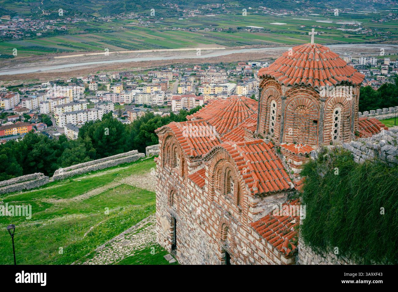 Vue sur l'église de la Sainte Trinité dans le château de Berat, Albanie Banque D'Images