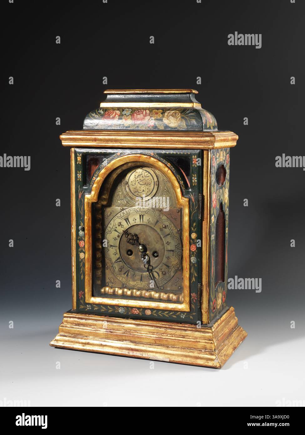 Cette horloge de table, réalisée par l'horloger ottoman Edirneli İbrahim en 1725 pour le sultan Ahmed III, reflète l'influence des horloges anglaises à longue case sur son cadran en laiton. L'horloge dispose d'un boîtier en bois laqué avec des portes vitrées qui s'ouvrent de l'avant et de l'arrière. Les panneaux latéraux ont également des fenêtres en verre. Un médaillon rond sur le cadran porte l'inscription 'Saatçi Edirneli İbrahim' en écriture ottomane, tandis que les coins du cadran affichent la phrase arabe 'Accilu bisse lati kabl mevt' ('exécuter la prière à l'heure avant la mort'). Banque D'Images