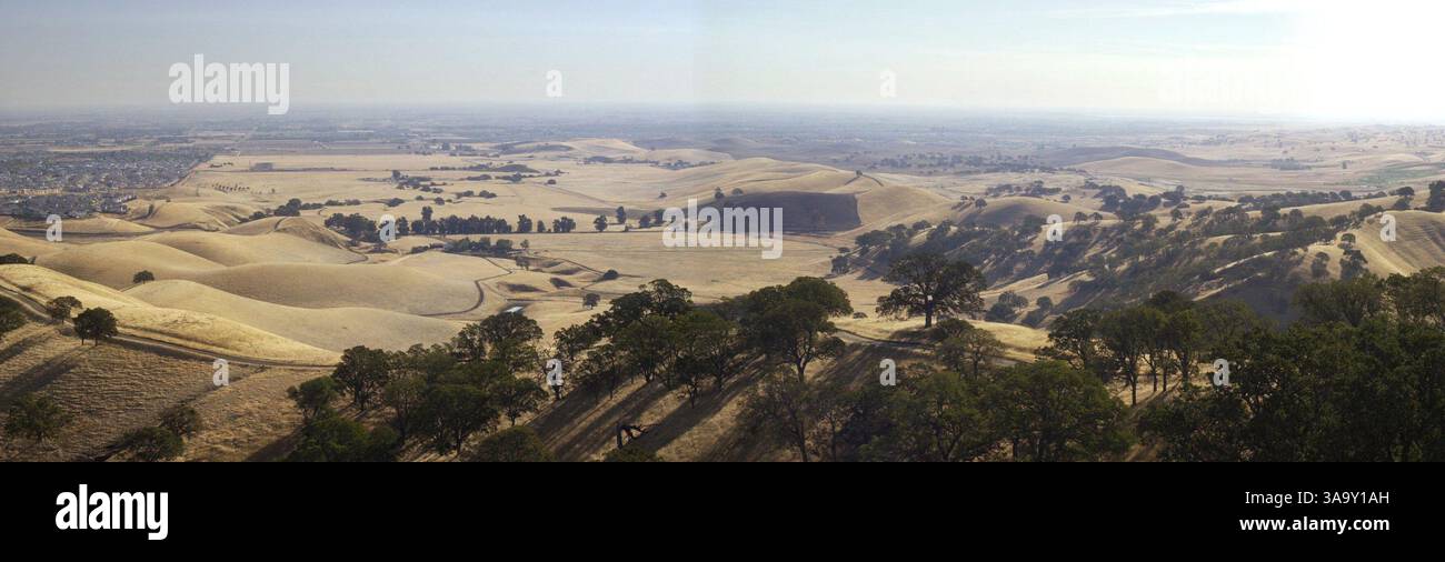 Cette terre nichée à Black Diamond Mines Regional Preserve et jusqu'à Deer Valley Rd À Antioche, la Californie est l'endroit où la ville d'Antioche et les promoteurs essaient de construire 5 000 maisons juste à côté de la réserve. Mercredi 30 octobre 2002. Cette image panoramique a été faite de deux images à l'aide d'un programme de photo Stitch sur un ordinateur. (Herman Bustamante Jr./CONTRA COSTA TIMES) /ZUMA Press Banque D'Images