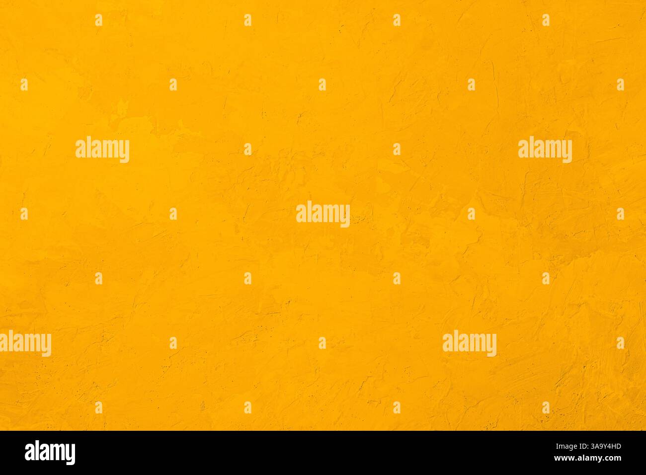 Mur en stuc texturé jaune avec surface de plâtre rugueuse et couleur vive chaude Banque D'Images