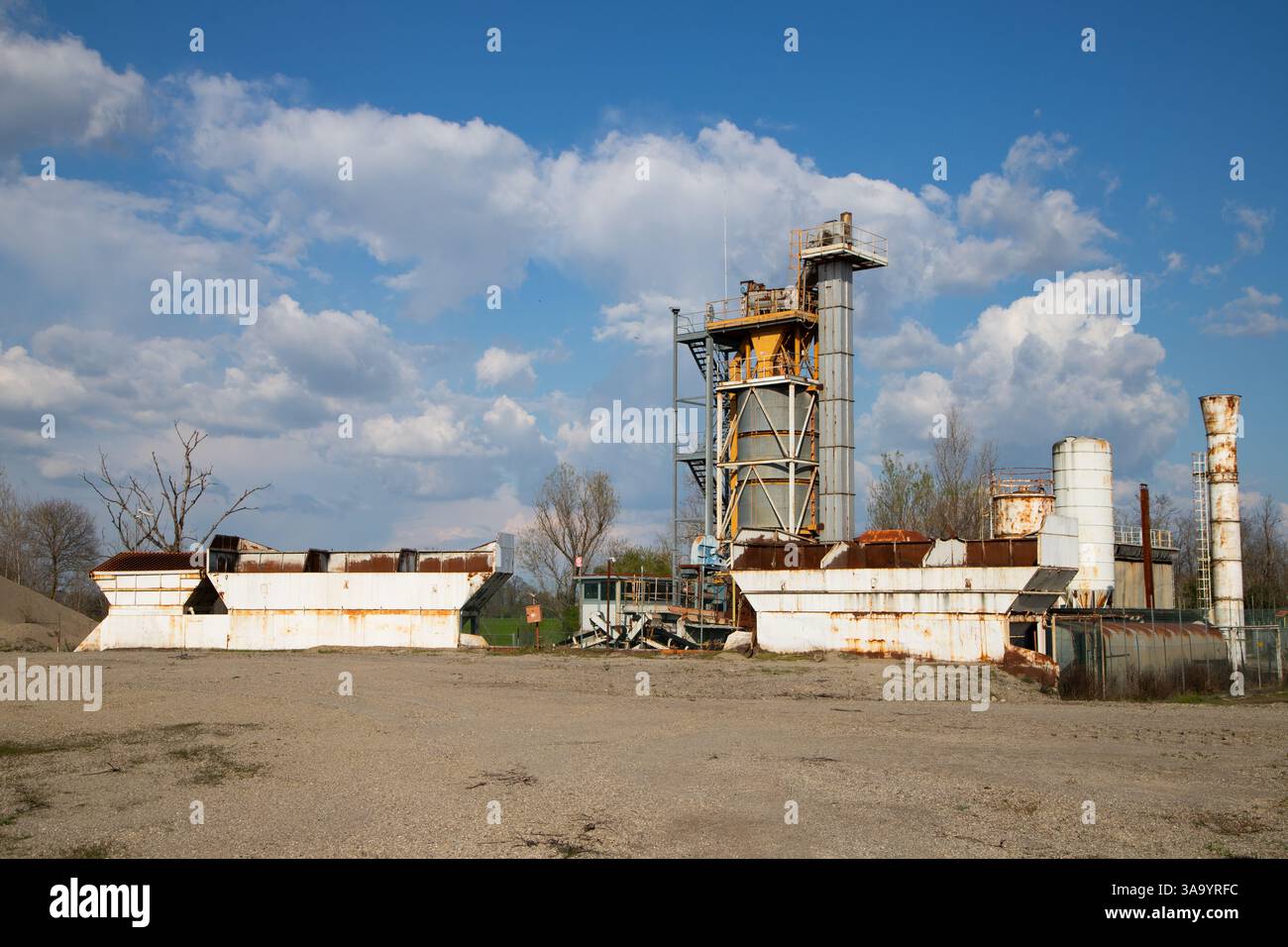 Ancienne mine abandonnée avec des machines de concassage de roches et des structures en décomposition, parfaite pour la photographie industrielle et les plans d'exploration urbaine. Banque D'Images