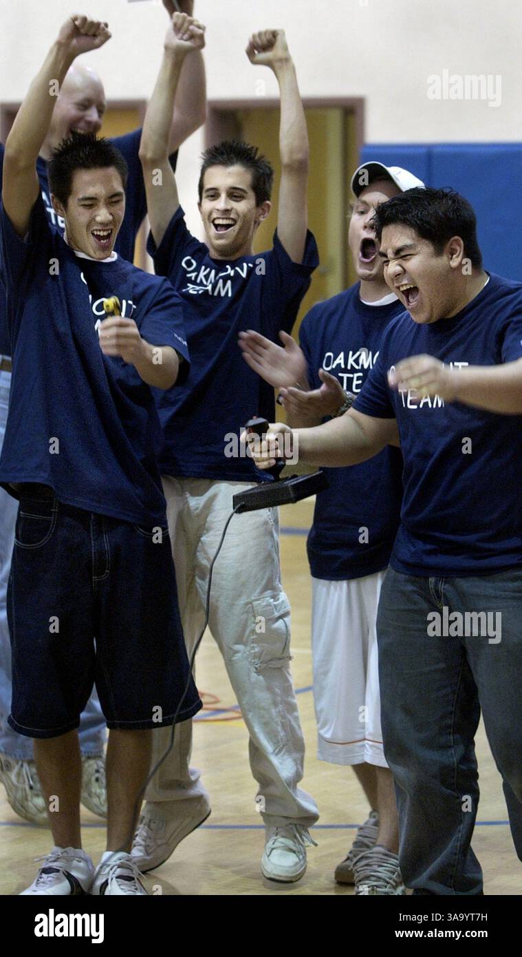 Les membres de l'équipe Oakmont Robotics de gauche à droite, Ryan Wolff, Josh Wheatley, Chris Van Roo et Allan Festejo, tous les seniors cq célèbrent avoir marqué un but avec leur robot ''Scorpion'' lors d'un match de football robot avec l'équipe de robotique de Sacramento Waldorf School à l'école Sacramento Waldorf à Fair Oaks vendredi 8 octobre 2004. Sacramento Bee/Andy Alfaro/ZUMA Press Banque D'Images