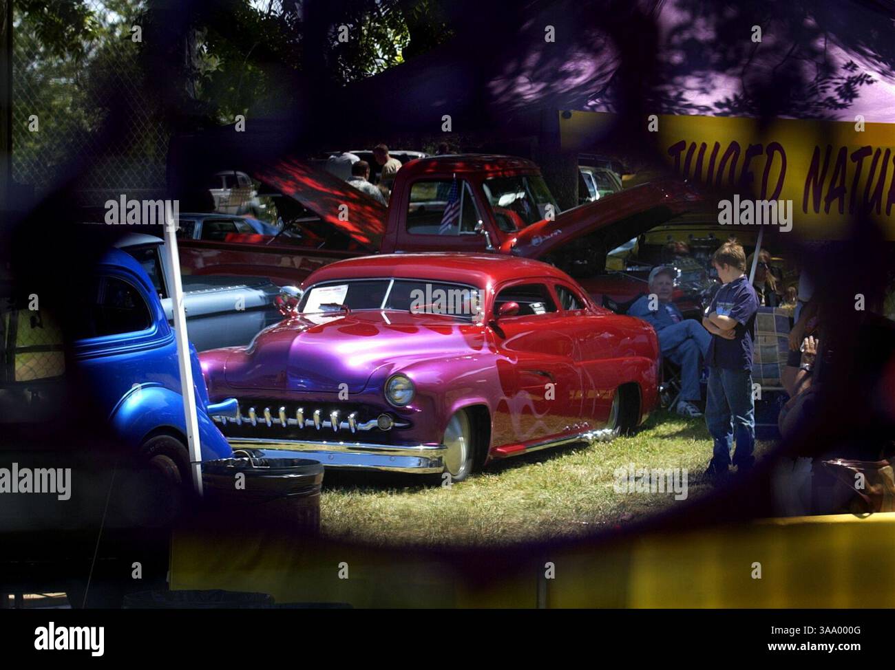 LEDE PHOTO Une canne chaude est réfléchie dans un miroir lors du salon automobile « Cappuccino Cruisers » au Rusch Park à Citrus Heights, dimanche 23 mai 2004. Le spectacle, qui s'est déroulé de 10 h à 16 h, a présenté plus de 250 classiques restaurés d'avant 1974, camions, hot rods et cannes de rue pendant l'événement. Sacramento Bee/Brian Baer/ZUMA Press Banque D'Images