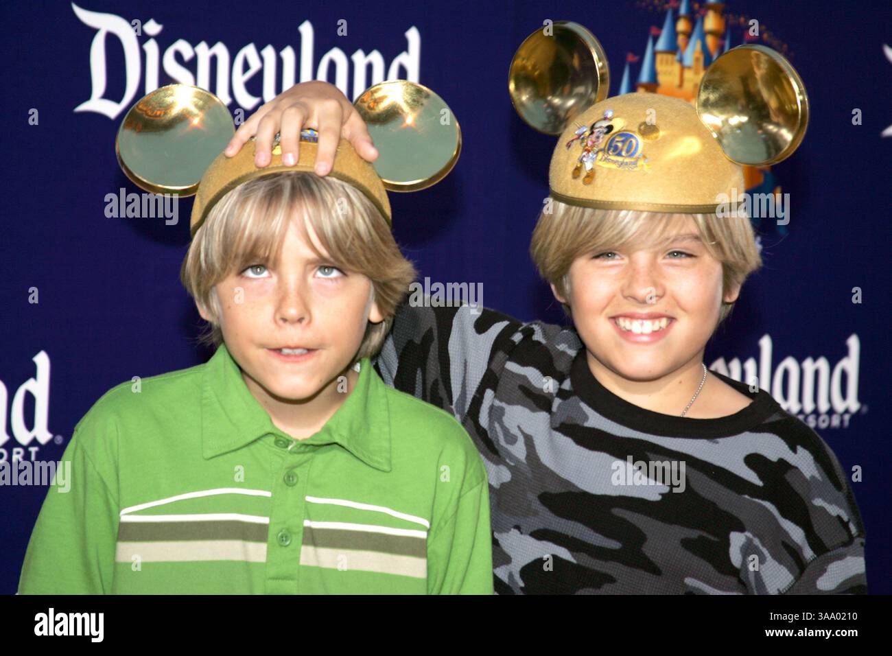 04 mai 2005 ; Hollywood, CA, États-Unis ; COLE ET DYLAN SPROUSE au 50e anniversaire de Disney à Los Angeles, Californie. Crédit obligatoire : photo de David Livingston/ZUMA Press. (©) Copyright 2005 par David Livingston Banque D'Images
