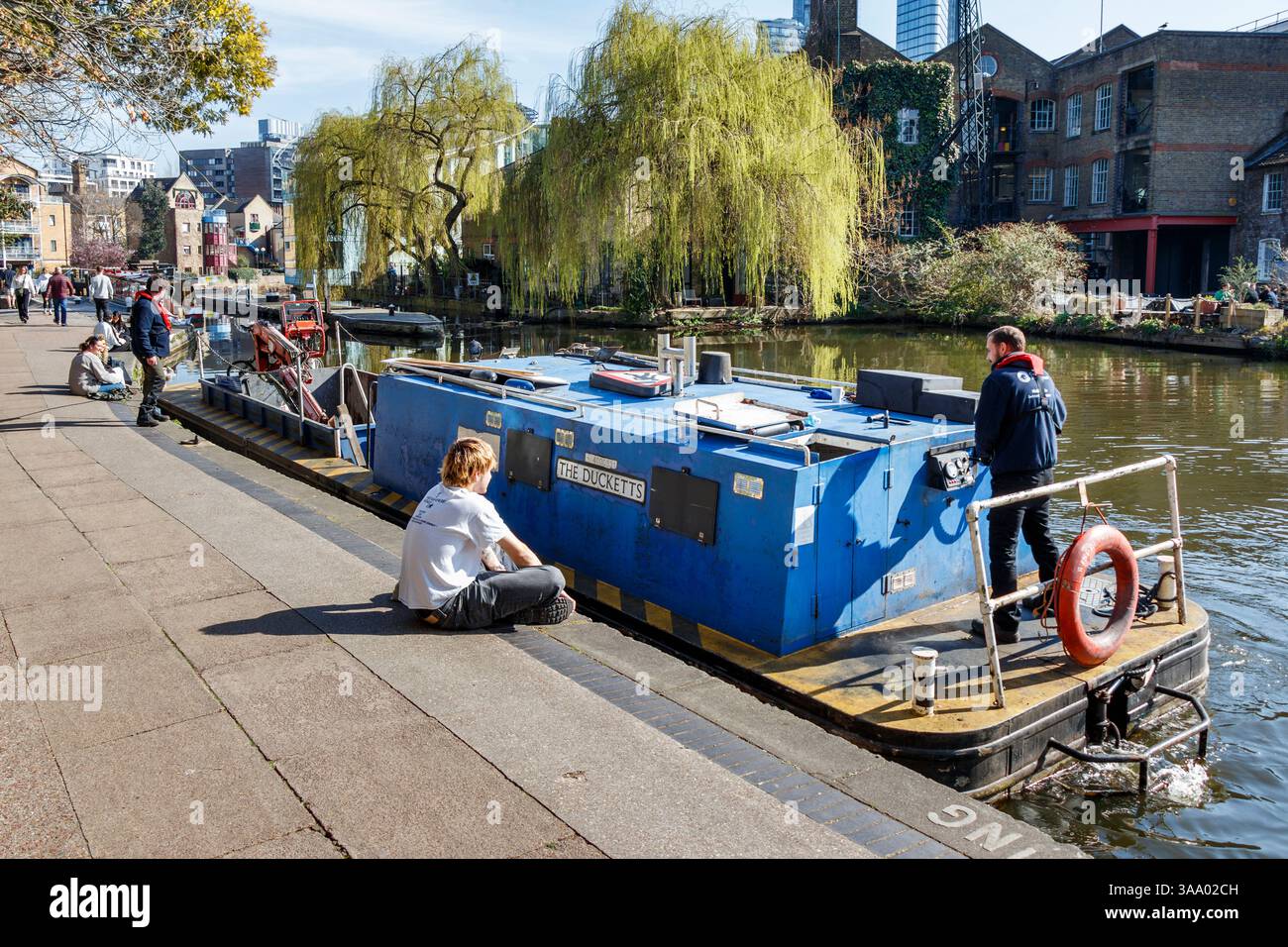 Une barge Canals & Rivers Trust amarre sur Regent's canal à City Road Lock, Islington, Londres, Royaume-Uni Banque D'Images