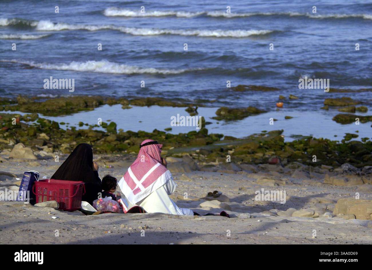 Avril 24, 2006 ; Kuwait City, KOWEÏT ; famille koweïtienne en vêtements traditionnels pique-nique sur une plage. Crédit obligatoire : photo de Stewart Innes/ZUMA Press. (©) Copyright 2006 par Stewart Innes Banque D'Images