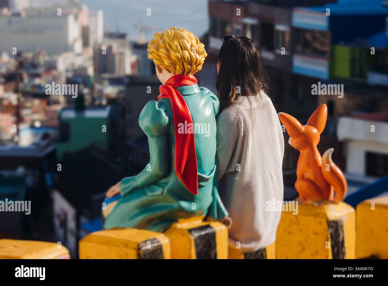 Vue de la statue du petit Prince et figure de sculpture du renard du désert dans le village culturel de Gamcheon, Busan, Corée du Sud, Gamcheon-dong, district de Saha, rues an Banque D'Images