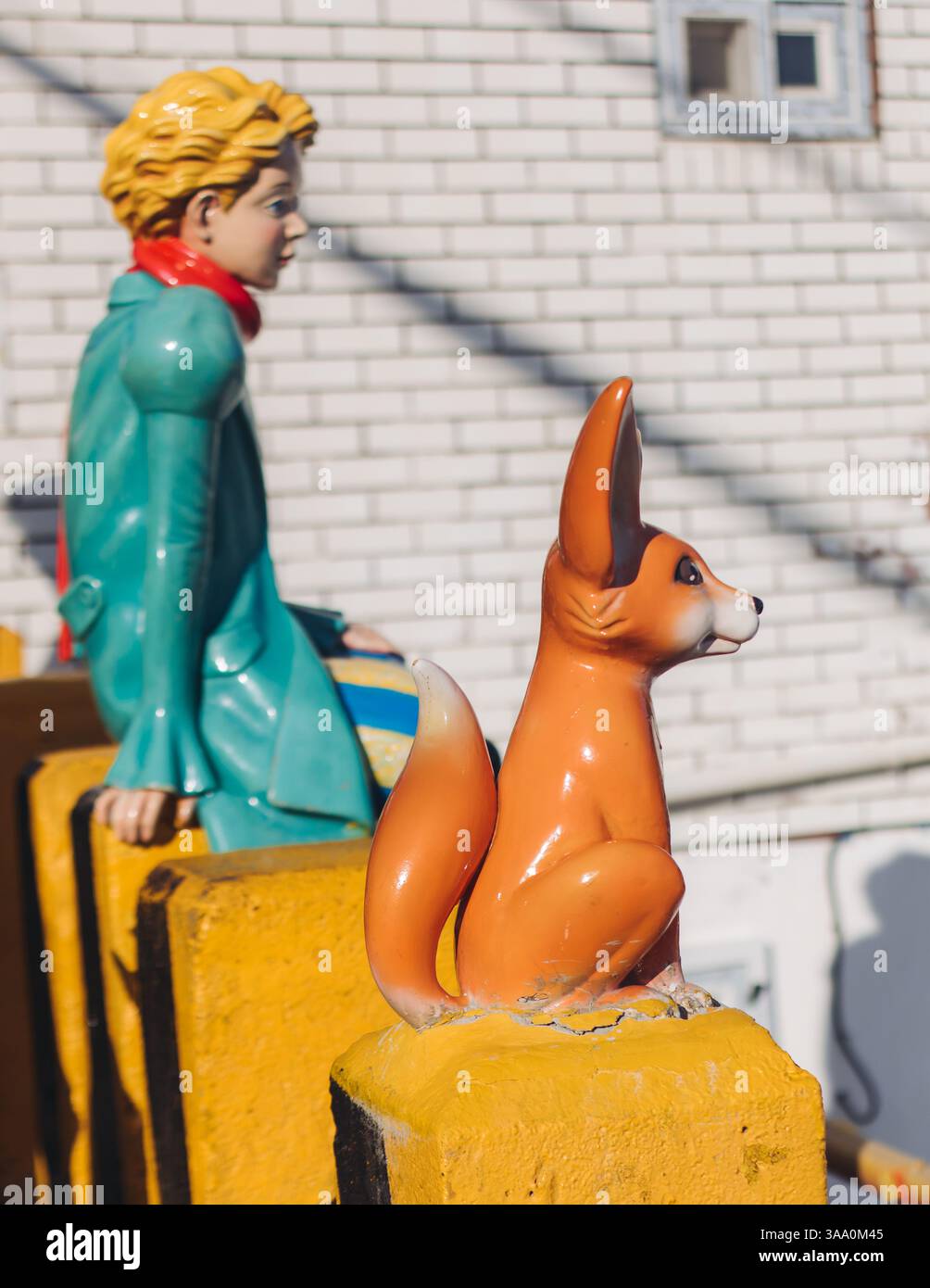 Vue de la statue du petit Prince et figure de sculpture du renard du désert dans le village culturel de Gamcheon, Busan, Corée du Sud, Gamcheon-dong, district de Saha, rues an Banque D'Images