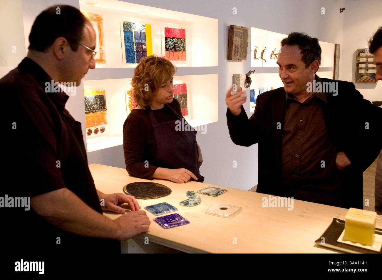 25 avril 2006 ; Barcelone, ESPAGNE ; Chef de classe mondiale FERRAN ADRIA (R) avec les meilleurs artistes catalans de fusion du verre, JAVI VEGA (l) et ESTER LUESMA, discutant de nouveaux designs pour la vaisselle à El Bulli, et de nouveaux concepts pour la présentation de ses plats créatifs. El Bulli, situé dans la région de la Costa Brava en Espagne, est nommé le meilleur restaurant au monde par Restaurant Magazine en avril 2006. Crédit obligatoire : photo de Robert Marquardt/ZUMA Press. (©) Copyright 2006 par Robert Marquardt Banque D'Images