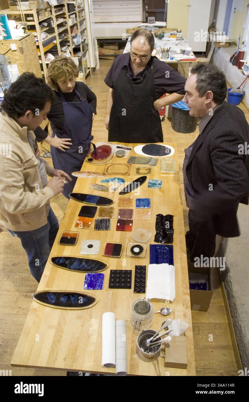 25 avril 2006 ; Barcelone, ESPAGNE ; maître cuisinier de classe mondiale FERRAN ADRIA avec (de gauche à droite) le chef El Bulli ALBERT RAURICH, les meilleurs artistes catalans de fusion du verre, ESTER LUESMA, et JAVI VEGA discutant de nouveaux designs pour la vaisselle à El Bulli, et de nouveaux concepts pour la présentation de ses plats créatifs. El Bulli, situé dans la région de la Costa Brava en Espagne, est nommé le meilleur restaurant au monde par Restaurant Magazine en avril 2006. Crédit obligatoire : photo de Robert Marquardt/ZUMA Press. (©) Copyright 2006 par Robert Marquardt Banque D'Images