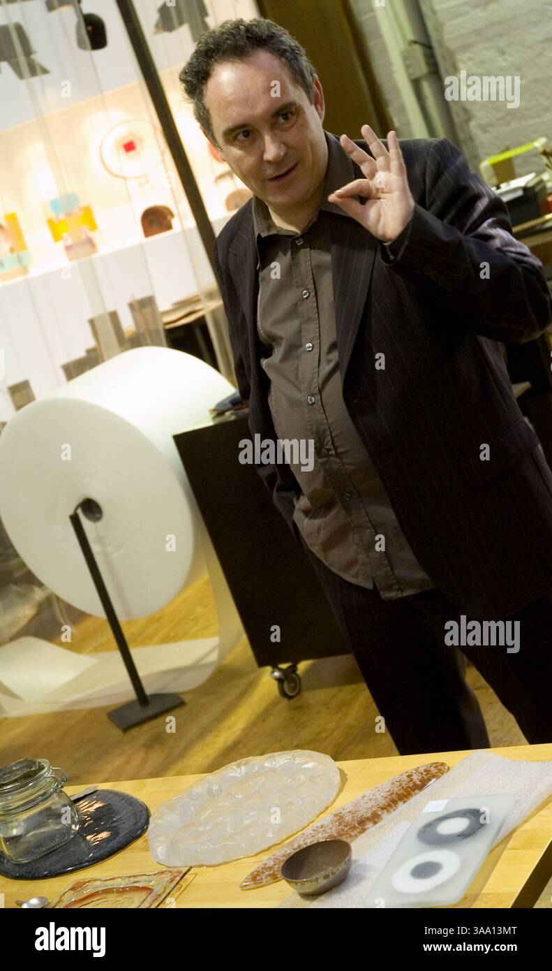 25 avril 2006 ; Barcelone, ESPAGNE ; le chef cuisinier FERRAN ADRIA discute de nouveaux concepts de présentation pour ses plats créatifs à El Bulli, nommé le meilleur restaurant au monde par Restaurant Magazine en avril 2006. Crédit obligatoire : photo de Robert Marquardt/ZUMA Press. (©) Copyright 2006 par Robert Marquardt Banque D'Images