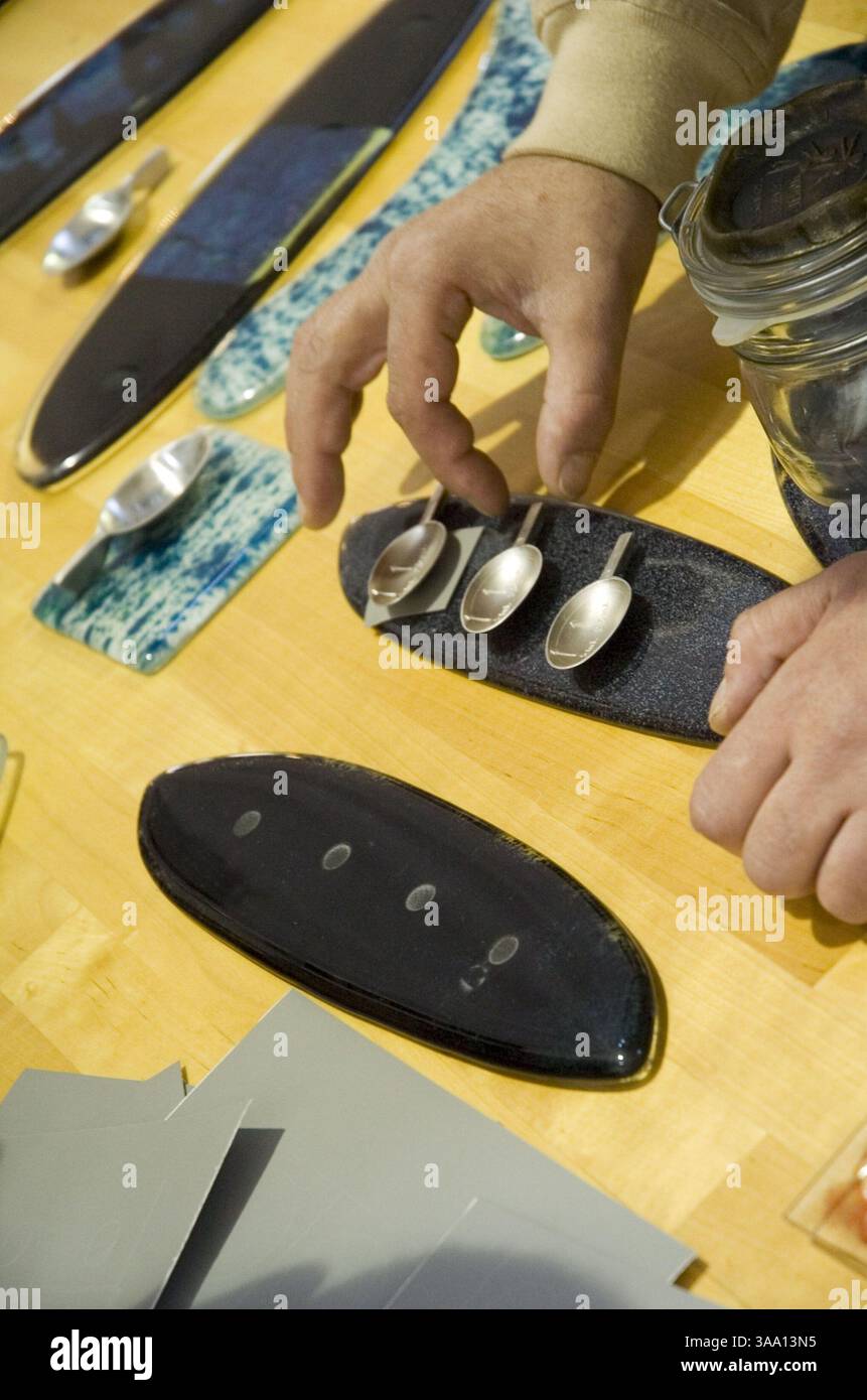 25 avril 2006 ; Barcelone, ESPAGNE ; le chef cuisinier FERRAN ADRIA discute de nouveaux concepts de présentation pour ses plats créatifs à El Bulli, nommé le meilleur restaurant au monde par Restaurant Magazine en avril 2006. Crédit obligatoire : photo de Robert Marquardt/ZUMA Press. (©) Copyright 2006 par Robert Marquardt Banque D'Images