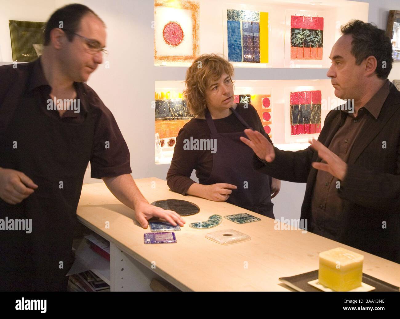 25 avril 2006 ; Barcelone, ESPAGNE ; Chef de classe mondiale FERRAN ADRIA (R) avec les meilleurs artistes catalans de fusion du verre, JAVI VEGA (l) et ESTER LUESMA, discutant de nouveaux designs pour la vaisselle à El Bulli, et de nouveaux concepts pour la présentation de ses plats créatifs. El Bulli, situé dans la région de la Costa Brava en Espagne, est nommé le meilleur restaurant au monde par Restaurant Magazine en avril 2006. Crédit obligatoire : photo de Robert Marquardt/ZUMA Press. (©) Copyright 2006 par Robert Marquardt Banque D'Images