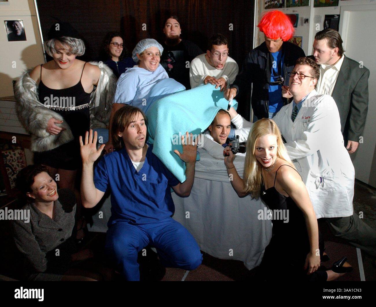 -- jeudi 21 février 2002, Sacramento, Calif. -- les membres de la troupe de comédie I Can't Believe It's Not Comedy ! Posez pour une photo à Gallery Horse Cow à Sacramento. De gauche à droite dans Back Britney Spares, Amy Slockbower, Sid Heberger, Darin Wood, Ben Miller, Steve Vanoni, Zach Boyd, de gauche à droite, Emily Yay, Keith Lowell Jensen, Allen Denault, Amber Kloss, et Tom Cox. La troupe comique se produira à Gallery Horse Cow les 1er et 2 mars. ( The Sacramneto Bee Hector Amezcua ) The Sacramento Bee/ZUMA Press Banque D'Images