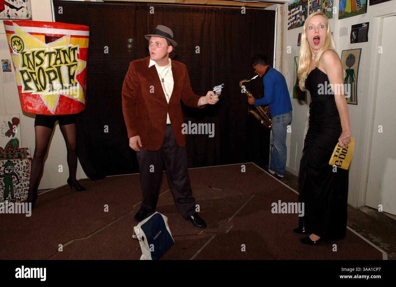 -- jeudi 21 février 2002, Sacramento, Calif. -- Zach Boyd, et Amber Kloss, à droite, terminent leur sketch alors que Steve Vanoni joue du saxaphone pendant la répétition de la nouvelle troupe de comédie I Can't Believe It's Not Comedy ! À Gallery Horse Cow à Sacramento. ( The Sacramento Bee Hector Amezcua ) The Sacramento Bee/ZUMA Press Banque D'Images