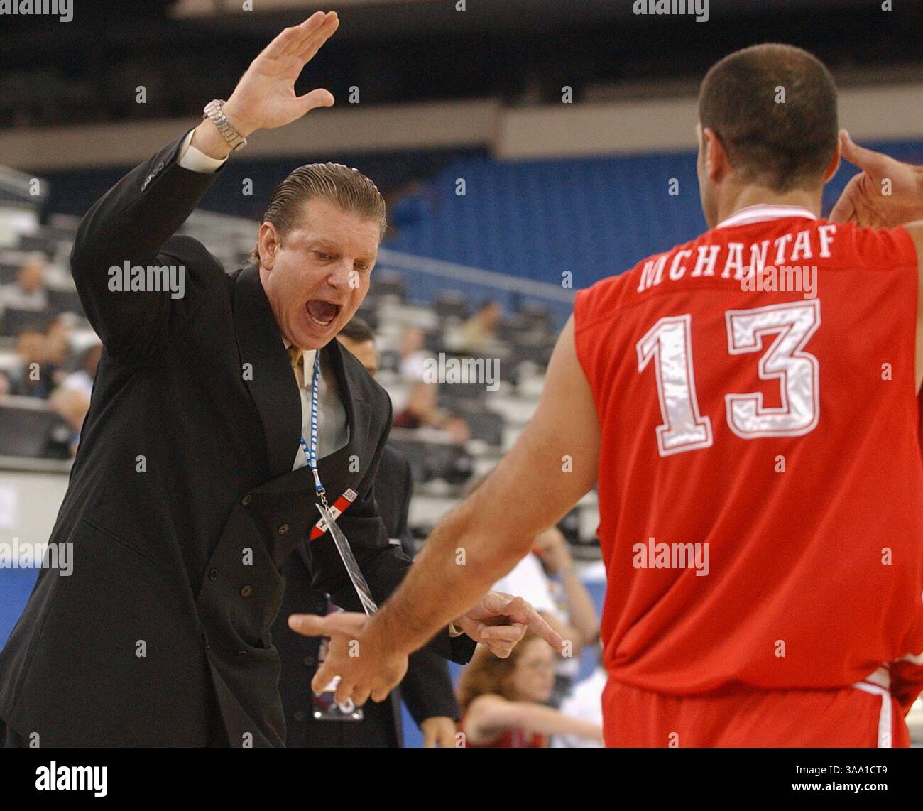 -- jeudi 29 août 2002, Indianapolis, IN -- L'entraîneur-chef du Liban, l'américain John Neumann, célèbre un panier par le joueur Elie Mchantaf lors du match par équipes contre le Brésil lors du Championnat du monde FIBA 2002 au RCA Dome d'Indianapolis jeudi. ( The Sacramento Bee Hector Amezcua ) /ZUMA Press Banque D'Images