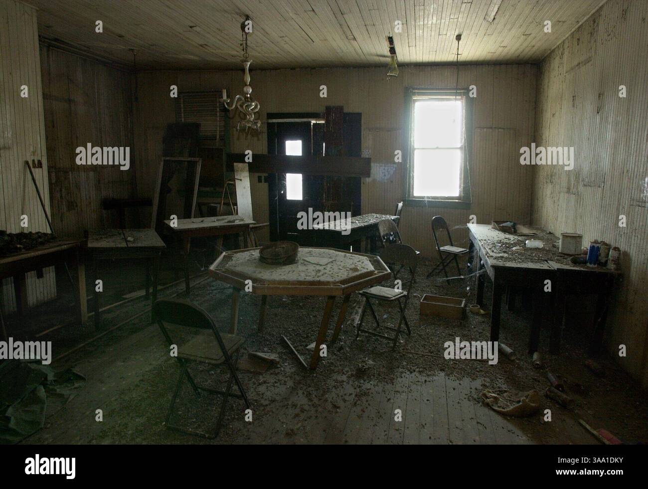 De vieilles tables de jeux couvertes de fientes de pigeon au deuxième étage du bâtiment Big Kung Tong à Isleton témoignent silencieusement des années de négligence. La Isleton Brannan-Andrus Historical Society a rassasié suffisamment de fonds pour restaurer le bâtiment qui était autrefois une école de langue chinoise et un centre culturel où les mariages et les funérailles ont eu lieu. Lundi 5 août 2002. Sacramento Bee/Jay Mather/ZUMA Press Banque D'Images
