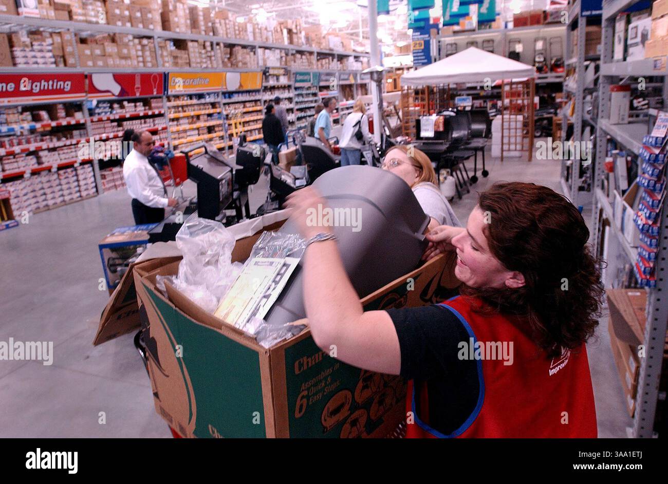 Amy Hubbard (cq-droite) de Lowe's Hardware Store, près de Power Inn Road, aide Jill Flagg (cq) avec un nouveau barbecue vendredi après-midi. Lowe's ainsi que d'autres quincailleries voient une énorme augmentation de l'activité. Sacramento Bee photographie par Jose Luis Villegas 1er mars 2002 The Sacramento Bee/ZUMA Press Banque D'Images