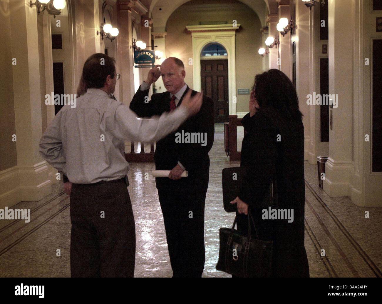 Visage et voix familiers dans les halls sacrés -- lors d'une réunion fortuite dans un couloir du Capitole, Jerry Brown, maire d'Oakland et ancien gouverneur, croise Steve Peace (récemment nommé directeur des finances par le gouverneur Davis) après la comparution de Brown devant le Comité sénatorial sur le gouvernement local au Capitole de l'État mercredi 22 janvier 2003. Brown apparaissait, avec d'autres, pour offrir ses opinions -- basées sur son long service public, y compris le gouverneur de Californie -- sur la crise budgétaire de l'État et les changements budgétaires proposés aux gouvernements locaux proposés par le gouverneur Gray Davis, à un tim Banque D'Images