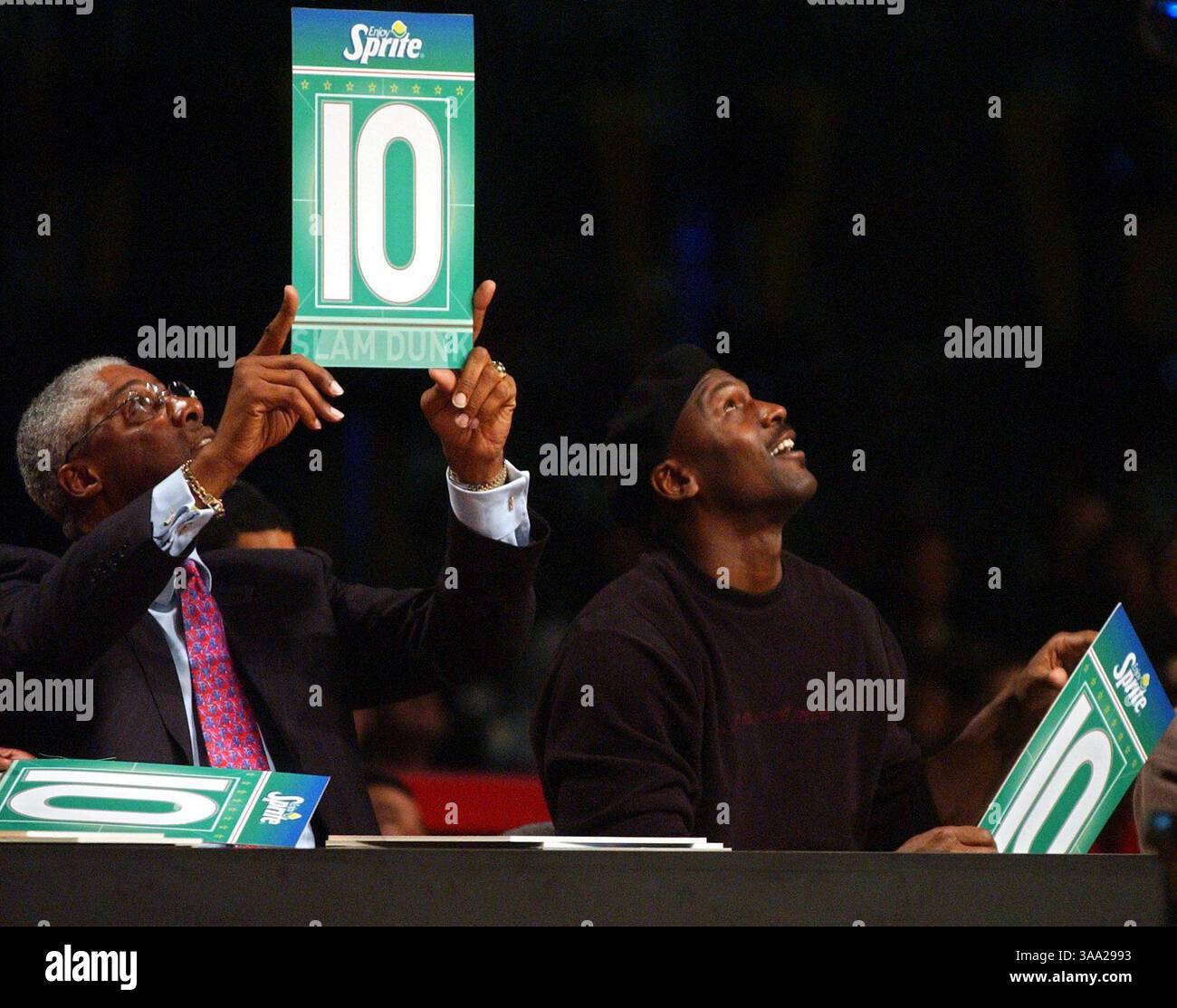-- samedi 8 février 2003, Atlanta, GA -- Julius Ervin et Michael Jordan regardent l'écran géant après Jason Richardson, qui a fait l'un de ses dunks préfets lors du Sprite Rising Stars Slam Dunk à Philips Arena samedi lors du week-end NBA All-Star à Atlanta. ( The Sacramento Bee Hector Amezcua )/ZUMA Press Banque D'Images