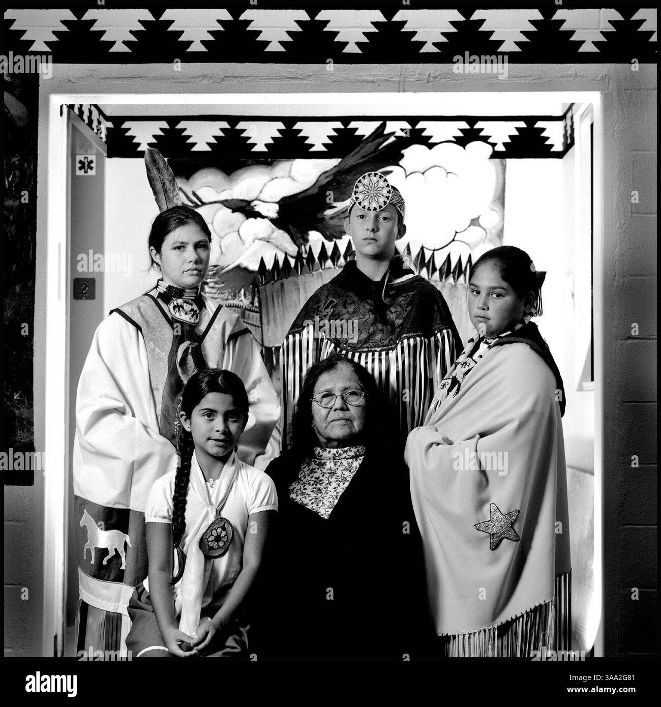 COUVERTURES : LIVRE DE RÊVES. Le programme de prévention de l'alcoolisme chez les jeunes de Sacramento aide à organiser un événement communautaire amérindien. Ils honorent leurs aînés à travers un Helath Fair Pow Wow cette année, les jeunes aimeraient fournir des couvertures aux aînés. Leona Begay est entourée par Alejandra Garcia, 8 ans (devant), de gauche à droite, Julie Daniels, 16 ans, Zachery Romines, 14 ans et Anita Tiepelman, 11 ans. Manny Crisostomo/Sacramento Bee/ZUMA Press Banque D'Images COUVERTURES : LIVRE DE RÊVES. Le programme de prévention de l'alcoolisme chez les jeunes de Sacramento aide à organiser un événement communautaire amérindien. Ils honorent leurs aînés à travers un Helath Fair Pow Wow cette année, les jeunes aimeraient fournir des couvertures aux aînés. Leona Begay est entourée par Alejandra Garcia, 8 ans (devant), de gauche à droite, Julie Daniels, 16 ans, Zachery Romines, 14 ans et Anita Tiepelman, 11 ans. Manny Crisostomo/Sacramento Bee/ZUMA Press Banque D'Images