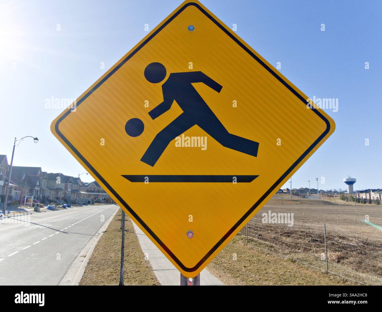 Marquant clairement une aire de jeux active, ce panneau capte l’attention, suscite vigilance et soins pour les jeunes piétons Banque D'Images