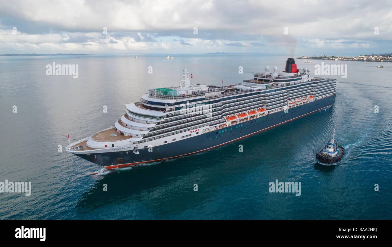 Navire de croisière MS Queen Victoria naviguant dans des eaux calmes et un ciel bleu Banque D'Images