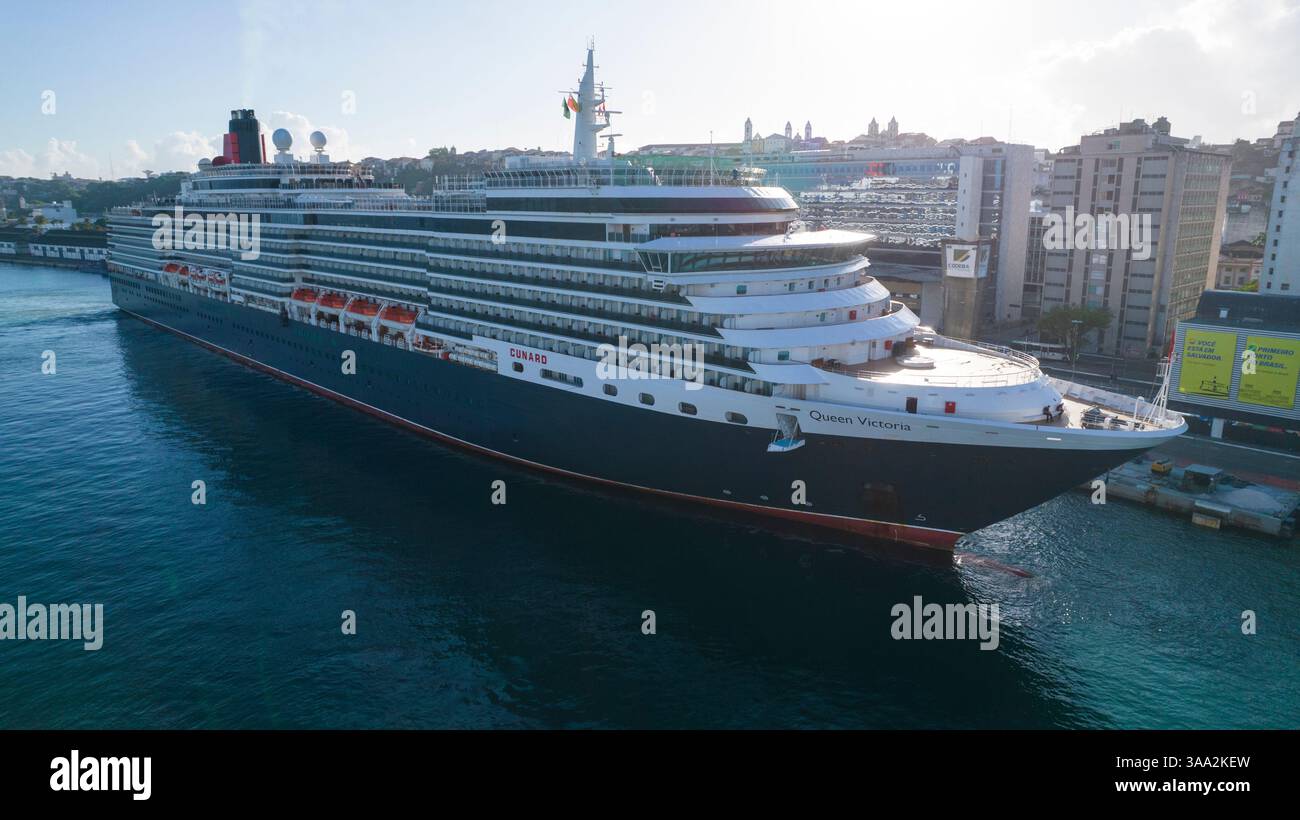 Navire de croisière MS Queen Victoria naviguant dans des eaux calmes et un ciel bleu Banque D'Images