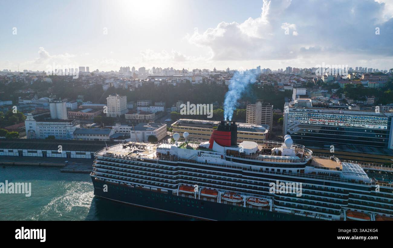 Navire de croisière MS Queen Victoria avec système de propulsion pour l'ancrage en service Banque D'Images