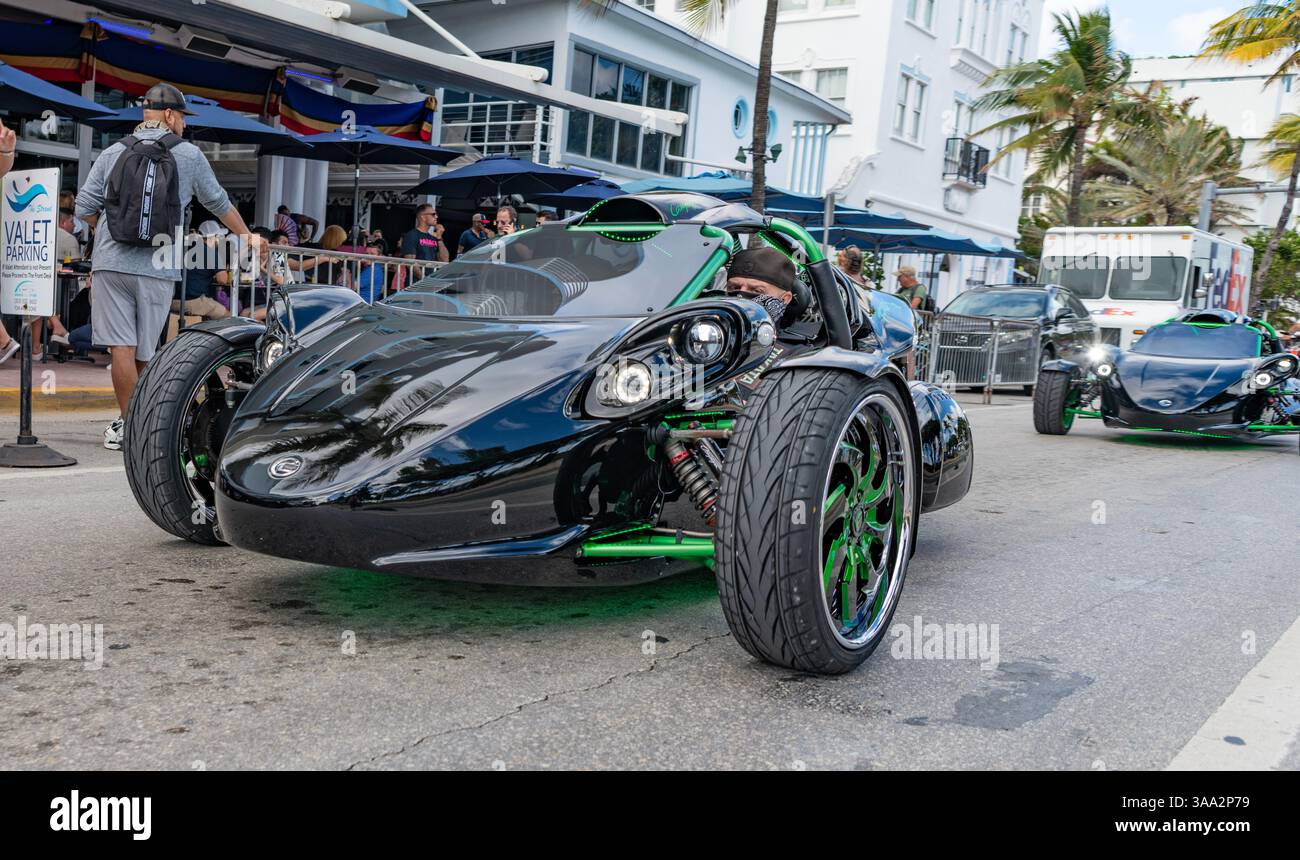 Miami, Floride, États-Unis - 08 décembre 2024 : Campagna T-Rex trike. Motocyclette de type Campagna T-Rex trike. Tricycle de Campagna T-Rex sur la route Banque D'Images