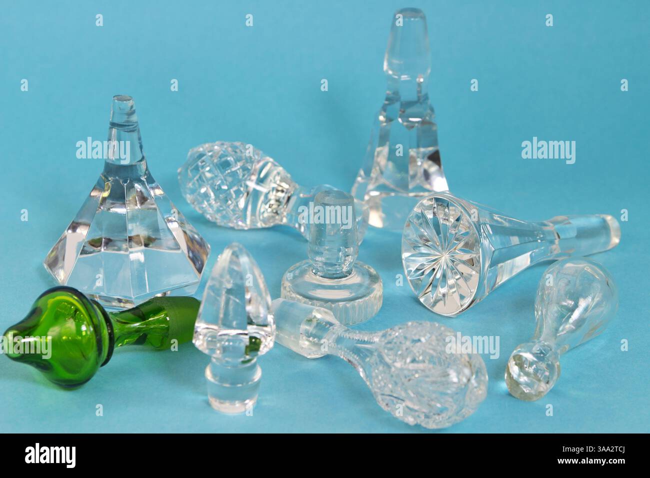 Couper le verre et les bouchons de verre de la carafe sur fond bleu Banque D'Images