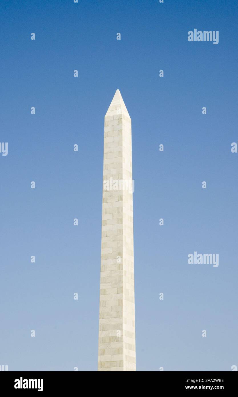 16 juillet 2006 ; Buffalo, NY, États-Unis ; en regardant le monument William McKinley dans le centre de Buffalo, État de New York. Le président américain William McKinley a été assassiné à l'exposition panaméricaine de Buffalo, le 6 septembre 1901. Buffalo, connue sous le nom de Queen City et City of Good Neighbours, est située dans l'est de l'État de New York, sur les rives du lac Érié. Deuxième plus grande ville de l'État de New York, la région métropolitaine de Buffalo-Niagara compte plus de 1,1 millions d'habitants. Crédit obligatoire : photo de Seamas Culligan/ZUMA Press. (©) Copyright 2006 par Seamas Culligan Banque D'Images