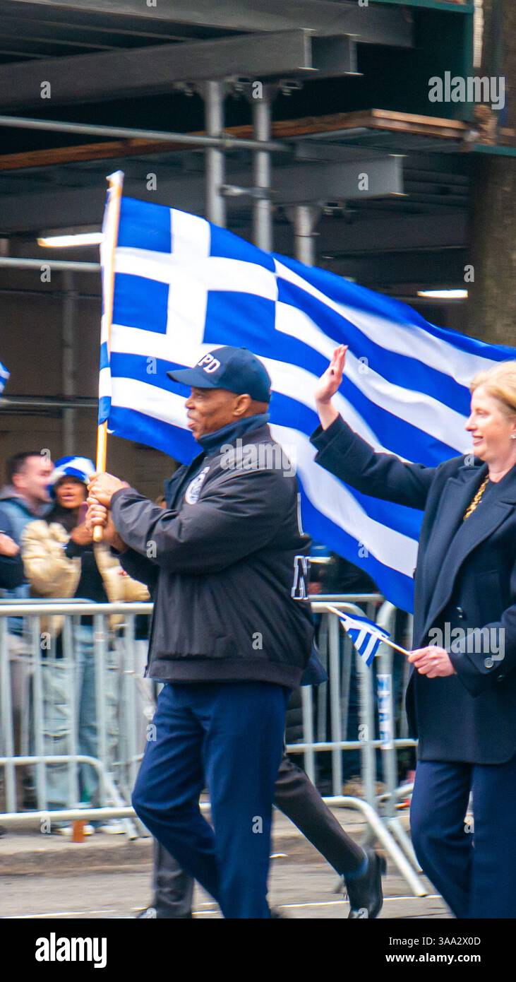 New York, États-Unis. 30 mars 2025. Le maire Eric Adams marche dans la parade du jour de l'indépendance grecque, portant le drapeau grec, avec la commissaire du NYPD Jessica Tisch à proximité. Les fêtards célèbrent la parade du jour de l'indépendance grecque défilant le long de la Cinquième Avenue à New York, New York, États-Unis. Crédit : Stu Gray/Alamy Live News. Banque D'Images